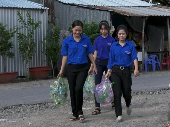 Đoàn viên gom rác thải nhựa thực hiện Mô hình "Thu đoàn phí bằng vỏ chai nhựa".